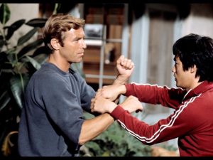 Bruce Lee instruuje Jamesa Franciscusa w Wing Tsun Chi Sau w amerykańskim serialu Longstreet